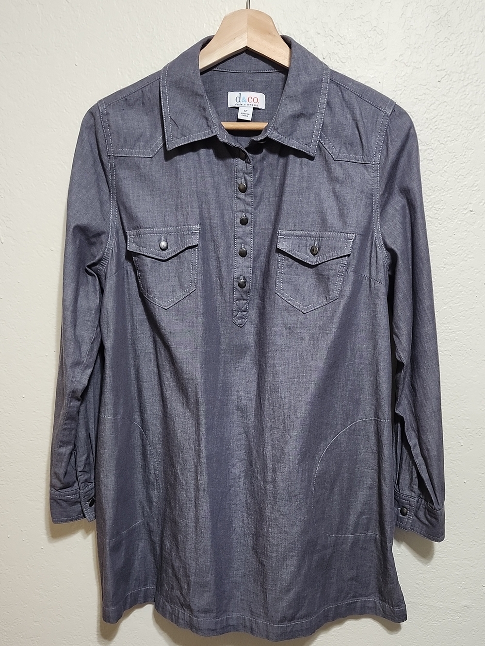 Denim & Co. Denim Chambray Henley Tunic Shirt - Size SP (Petite Small)
EUC